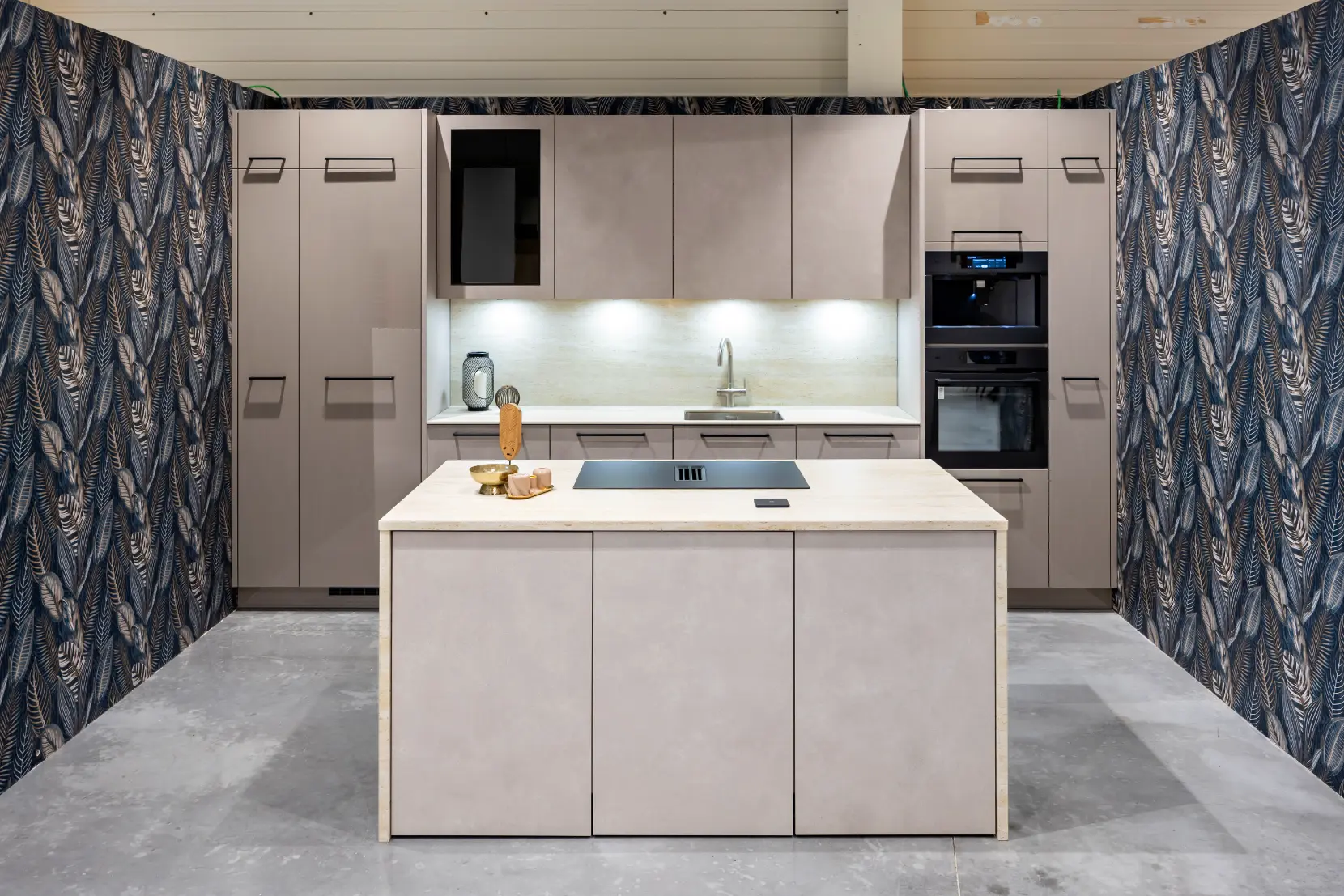 Cuisine sur mesure ligne Ardoise — taupe, pierre naturelle, îlot — showroom RS Cuisine à Namur