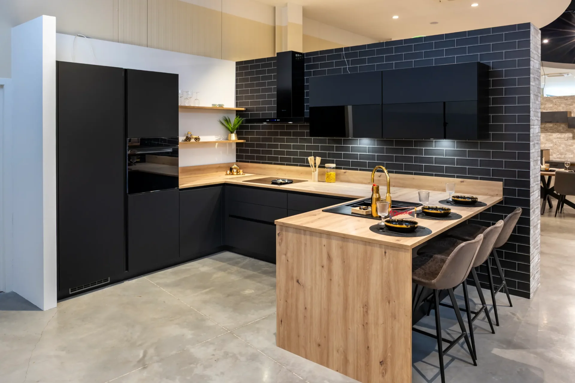 Cuisine sur mesure ligne Obsidian — noir mat, chêne naturel, L-shape — showroom RS Cuisine à Namur