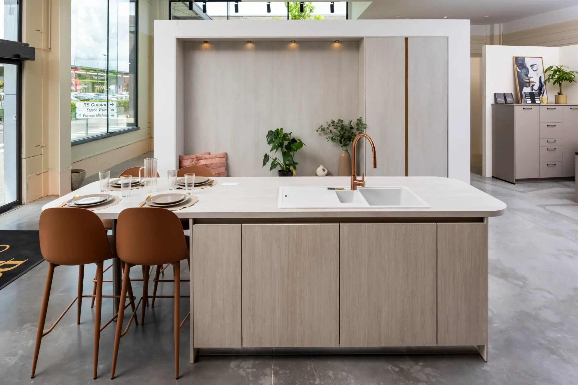 Cuisine sur mesure ligne Travertin — bois blanchi, bronze, îlot cuisine-table — showroom RS Cuisine à Namur